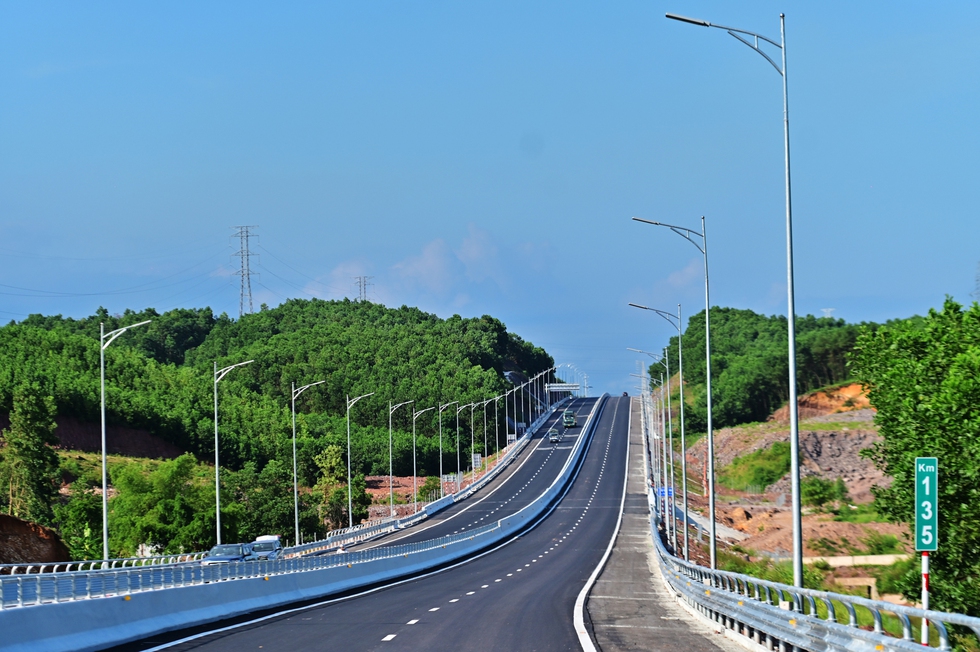 Toàn cảnh tuyến cao tốc 4 tỷ USD giúp đi từ Hà Nội đến Móng Cái trong 3 giờ - Ảnh 10.