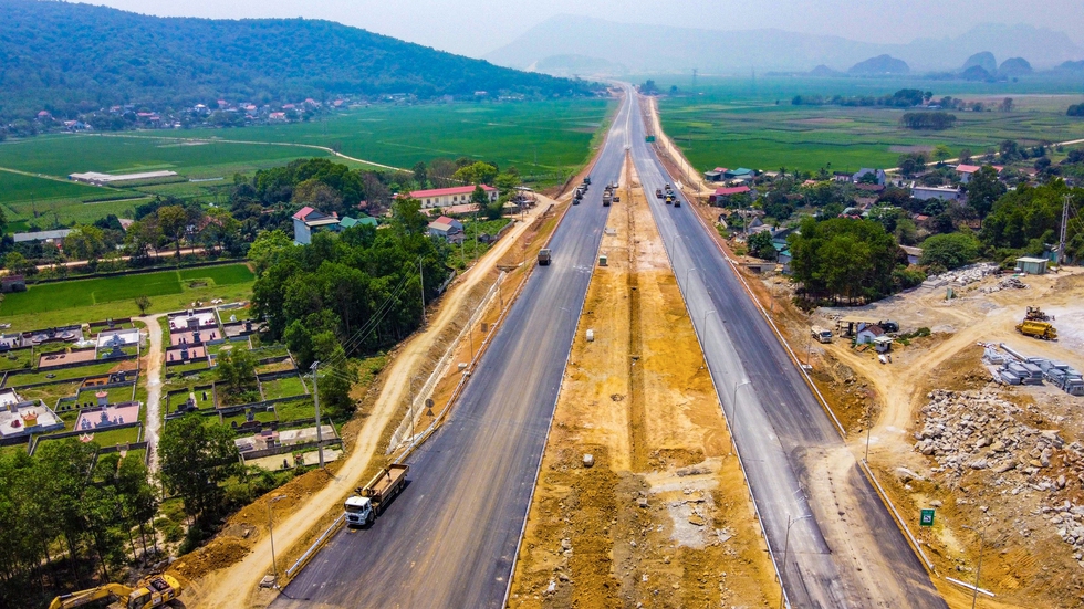 Cận cảnh cao tốc hơn 12.000 tỷ đồng nối Ninh Bình - Thanh Hóa sẽ thông xe trước ngày 30/4 - Ảnh 1.