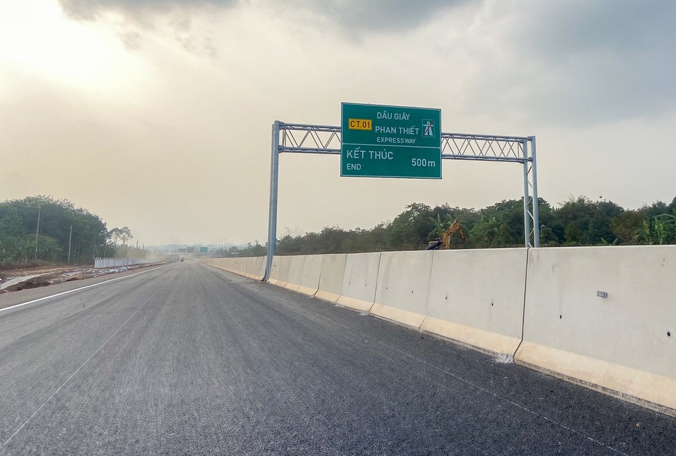 Diện mạo cao tốc nối TP.HCM với Phan Thiết hơn 2 giờ di chuyển trước ngày thông xe - Ảnh 13.