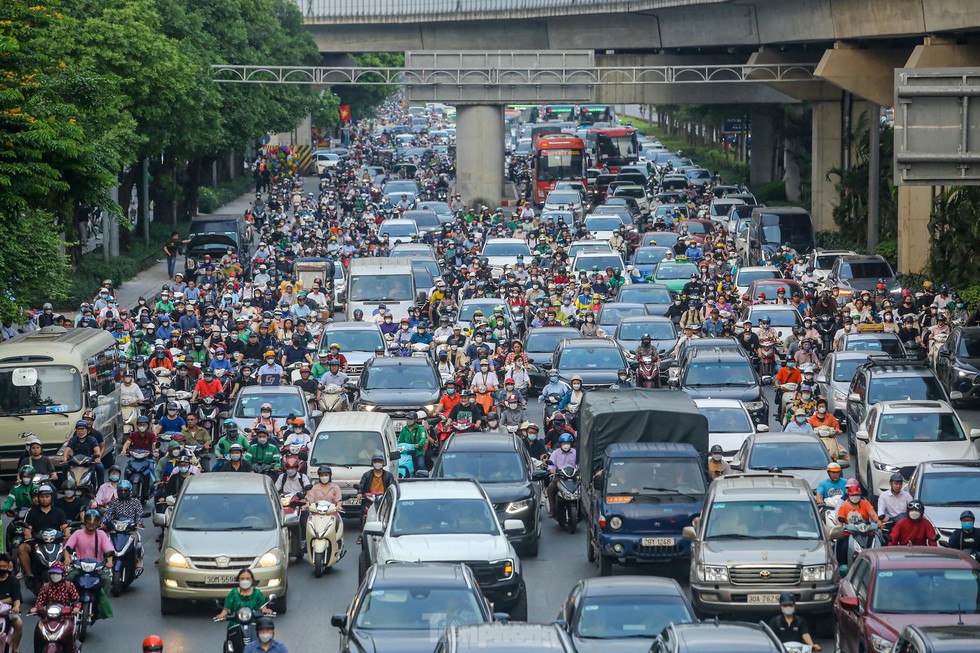 Đông ‘nghẹt thở’, người dân cố nhích từng bước rời Hà Nội trước kỳ nghỉ lễ 30/4 - Ảnh 2.