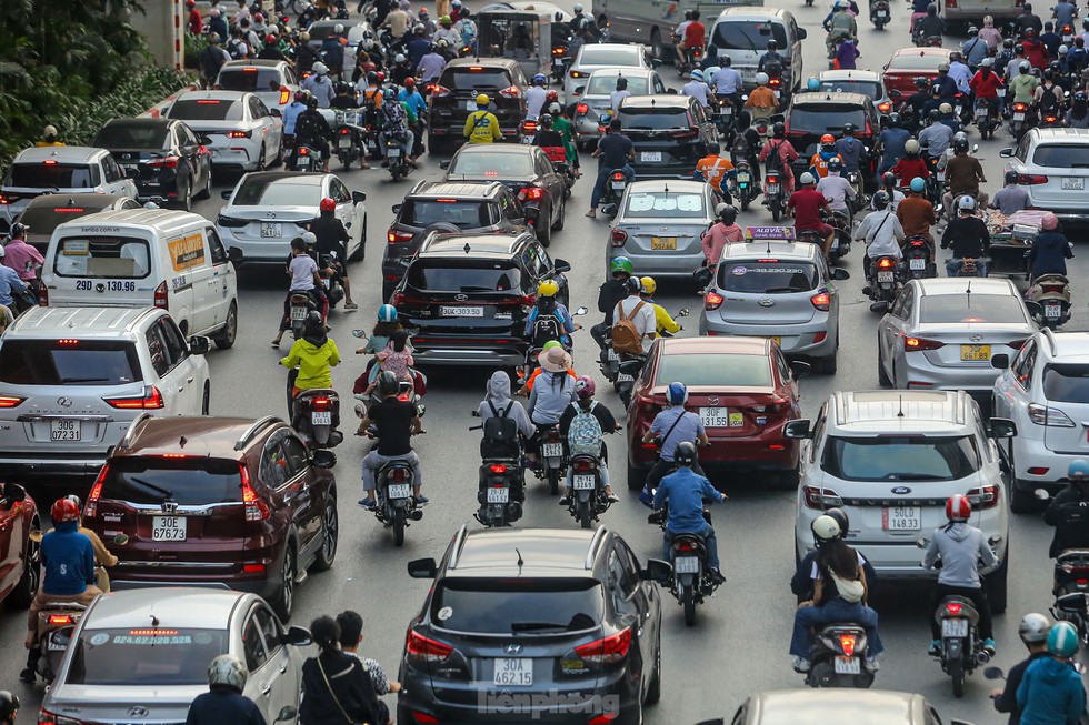 Đông ‘nghẹt thở’, người dân cố nhích từng bước rời Hà Nội trước kỳ nghỉ lễ 30/4 - Ảnh 1.