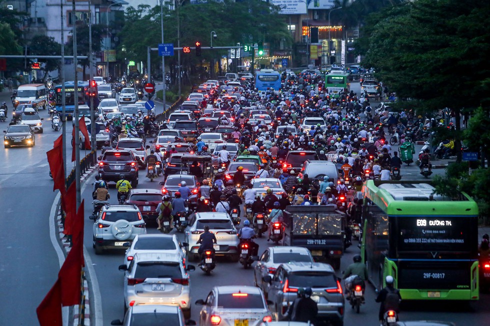 Đông ‘nghẹt thở’, người dân cố nhích từng bước rời Hà Nội trước kỳ nghỉ lễ 30/4 - Ảnh 13.