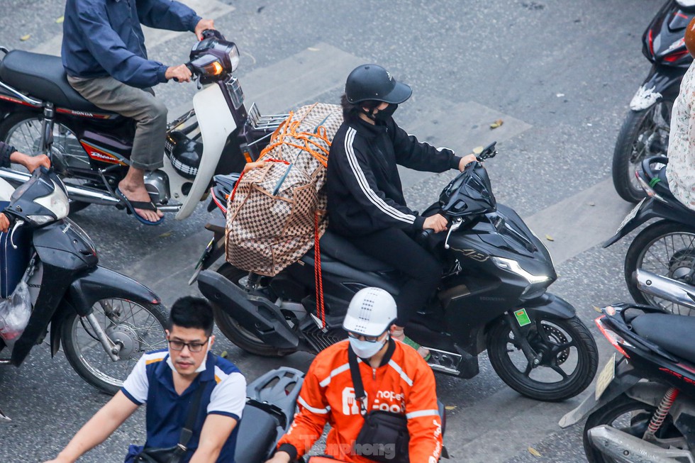 Đông ‘nghẹt thở’, người dân cố nhích từng bước rời Hà Nội trước kỳ nghỉ lễ 30/4 - Ảnh 12.