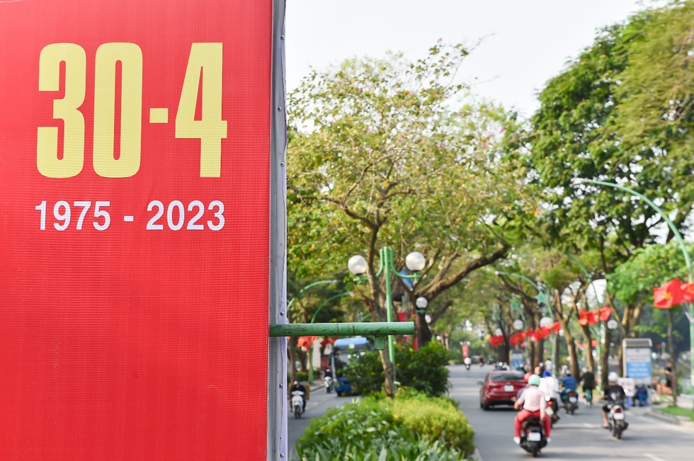 Đường phố Thủ đô rực rỡ cờ đỏ sao vàng chào mừng 48 năm ngày Giải phóng miền Nam - Ảnh 1.