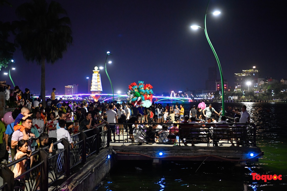 Biển người đổ về công viên Văn Lang xem pháo hoa giỗ Tổ Hùng Vương - Ảnh 2.