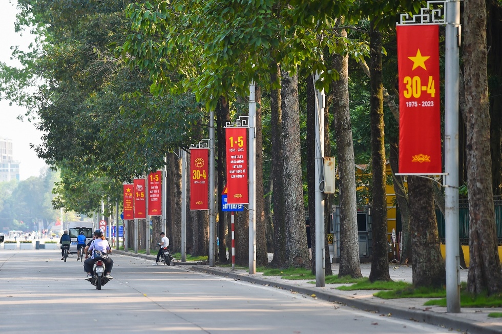 Đường phố Thủ đô rực rỡ cờ đỏ sao vàng chào mừng 48 năm ngày Giải phóng miền Nam - Ảnh 2.