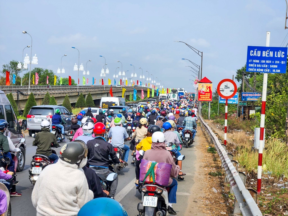 Cửa ngõ Đông và Tây TP.HCM đều tắc nghẽn ngày đầu nghỉ Lễ, người dân được phát nước miễn phí - Ảnh 15.