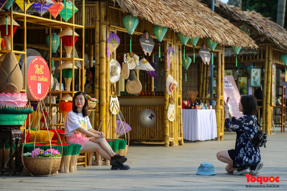 Du khách thích thú trải nghiệm không gian nghề truyền thống bên sông Hương - Ảnh 14.