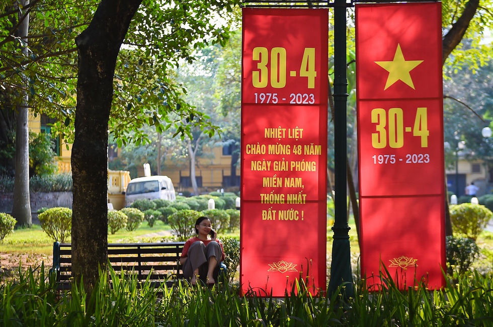 Đường phố Thủ đô rực rỡ cờ đỏ sao vàng chào mừng 48 năm ngày Giải phóng miền Nam - Ảnh 4.