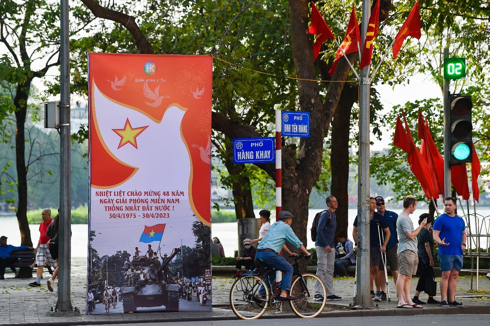 Đường phố Thủ đô rực rỡ cờ đỏ sao vàng chào mừng 48 năm ngày Giải phóng miền Nam - Ảnh 6.