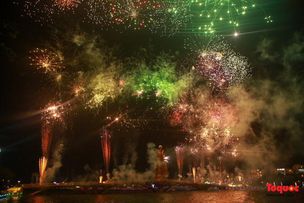 Biển người đổ về công viên Văn Lang xem pháo hoa giỗ Tổ Hùng Vương - Ảnh 12.