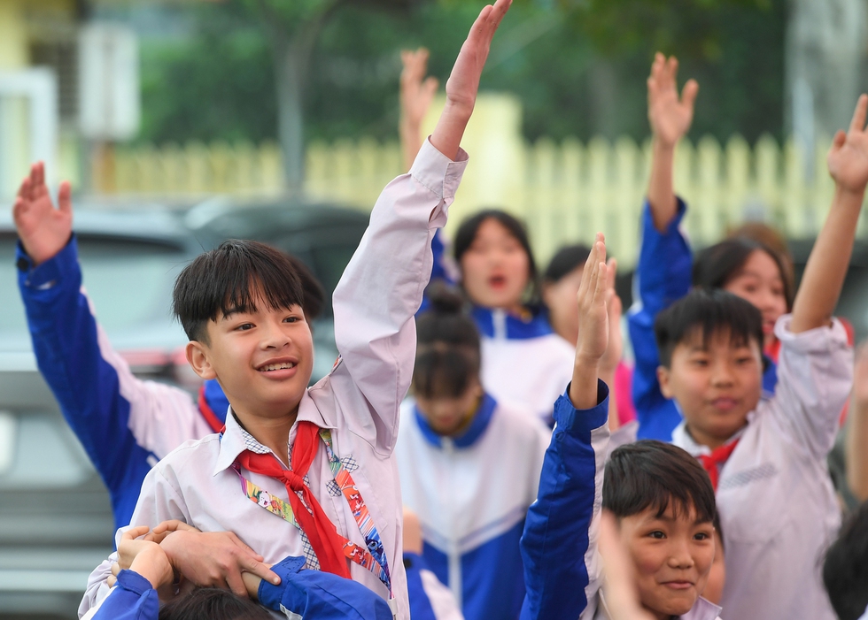 Học sinh Phú Thọ ào lên sân khấu, thi tâng bóng, oẳn tù tì để nhận sách có chữ ký cầu thủ Hà Đức Chinh - Ảnh 2.