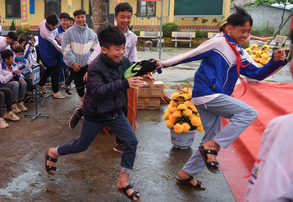 Học sinh Phú Thọ ào lên sân khấu, thi tâng bóng, oẳn tù tì để nhận sách có chữ ký cầu thủ Hà Đức Chinh - Ảnh 4.