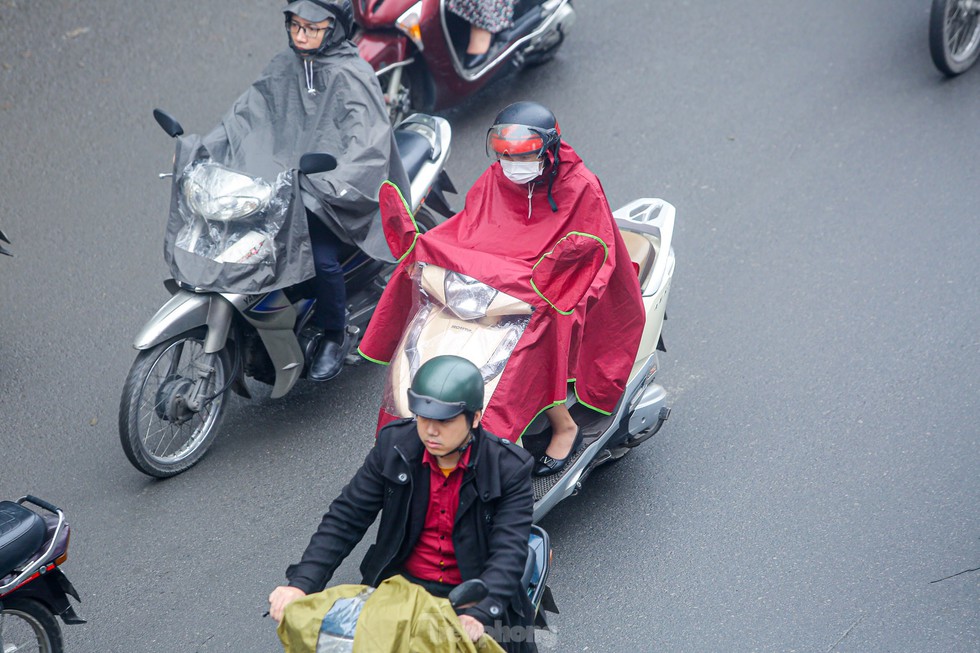 Người dân Thủ đô chật vật trong cảnh tắc đường với mưa phùn và sương mù - Ảnh 6.