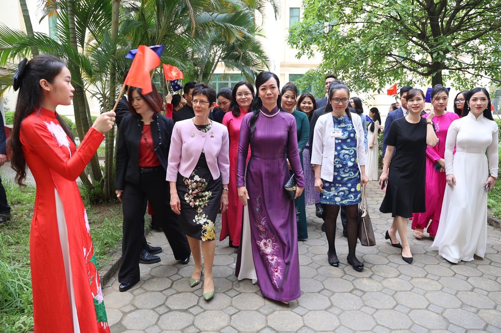 Phu nhân Chủ tịch nước Võ Văn Thưởng cùng Phu nhân Toàn quyền Australia thăm HV Âm nhạc Quốc gia - Ảnh 1.