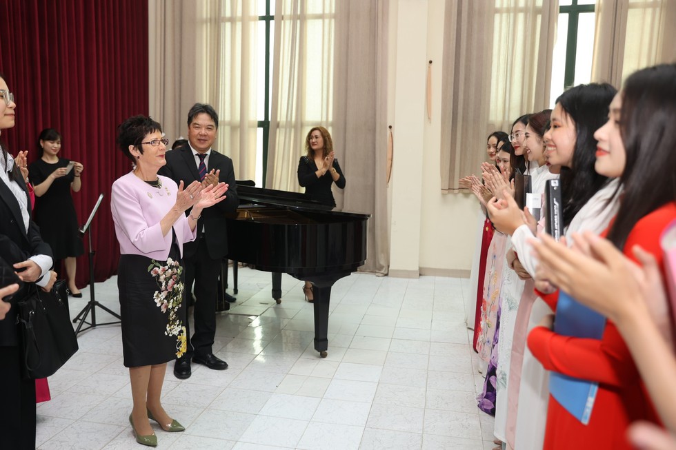 Phu nhân Chủ tịch nước Võ Văn Thưởng cùng Phu nhân Toàn quyền Australia thăm HV Âm nhạc Quốc gia - Ảnh 4.