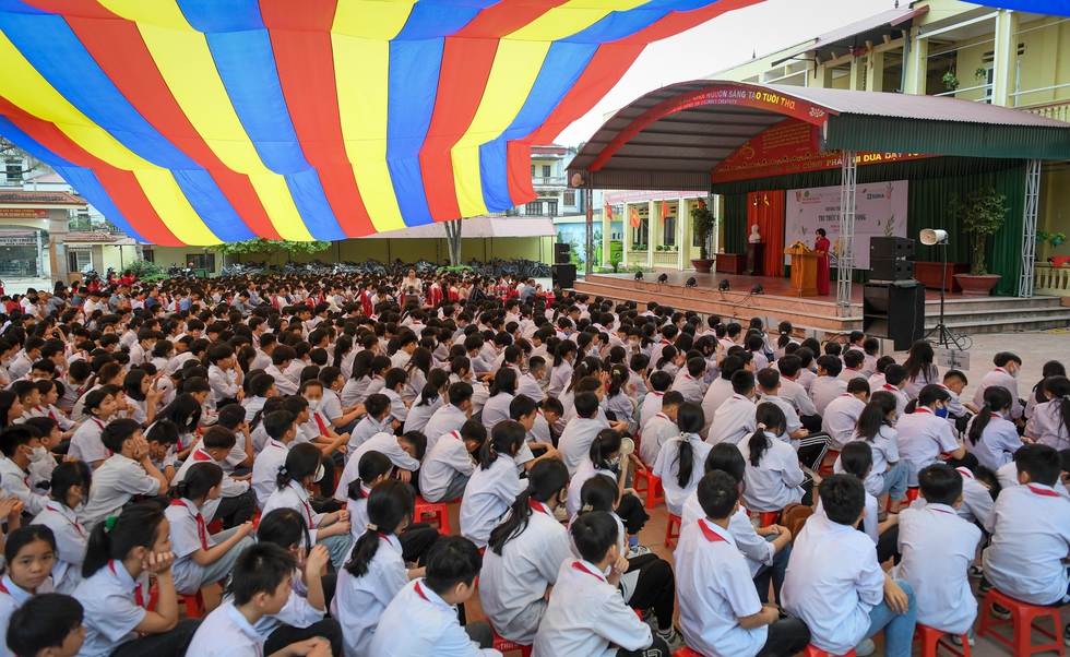 Học sinh Bắc Giang rớm nước mắt nghe chia sẻ của diễn giả cao 90 cm - Ảnh 1.