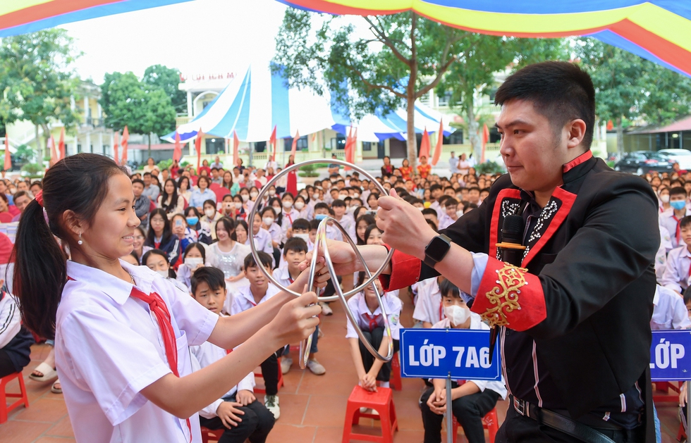 Học sinh Bắc Giang rớm nước mắt nghe chia sẻ của diễn giả cao 90 cm - Ảnh 12.