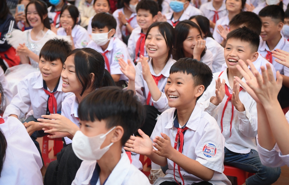 Học sinh Bắc Giang rớm nước mắt nghe chia sẻ của diễn giả cao 90 cm - Ảnh 18.