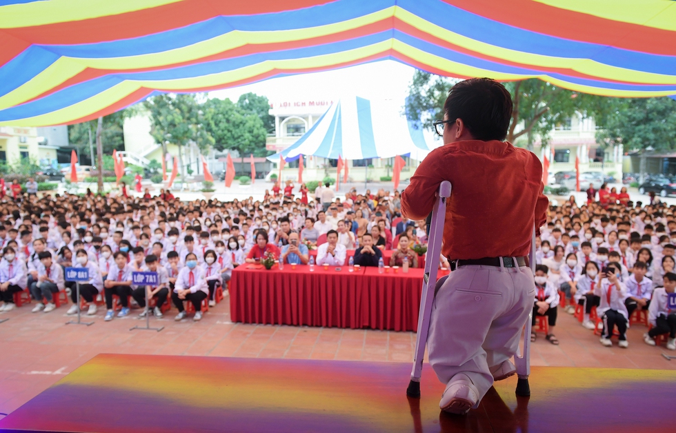 Học sinh Bắc Giang rớm nước mắt nghe chia sẻ của diễn giả cao 90 cm - Ảnh 3.