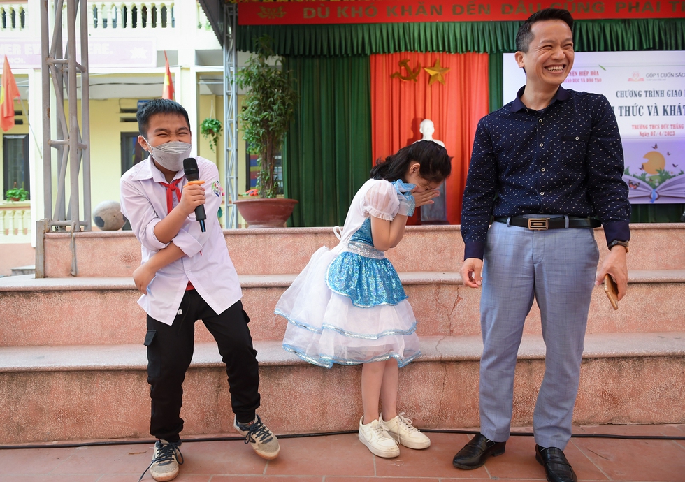 Học sinh Bắc Giang rớm nước mắt nghe chia sẻ của diễn giả cao 90 cm - Ảnh 7.