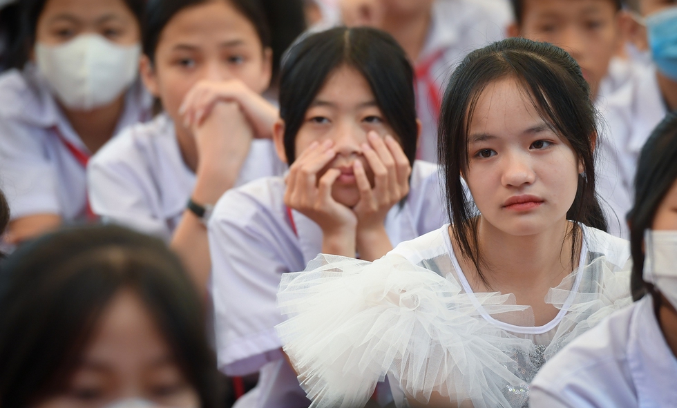 Học sinh Bắc Giang rớm nước mắt nghe chia sẻ của diễn giả cao 90 cm - Ảnh 9.