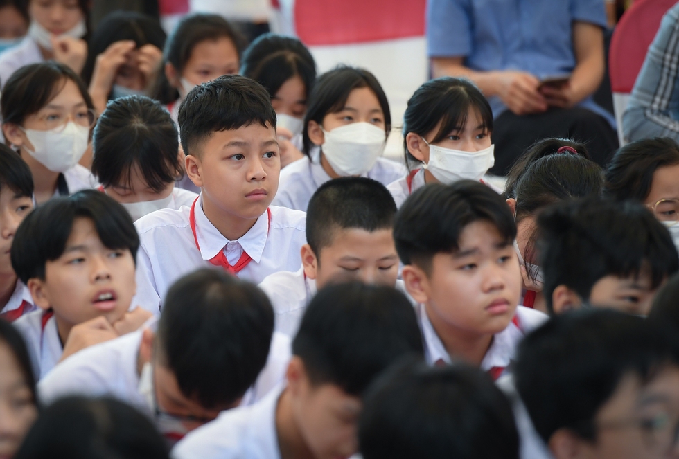 Học sinh Bắc Giang rớm nước mắt nghe chia sẻ của diễn giả cao 90 cm - Ảnh 10.