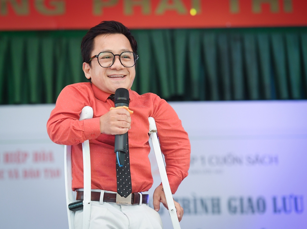 Học sinh Bắc Giang rớm nước mắt nghe chia sẻ của diễn giả cao 90 cm - Ảnh 5.