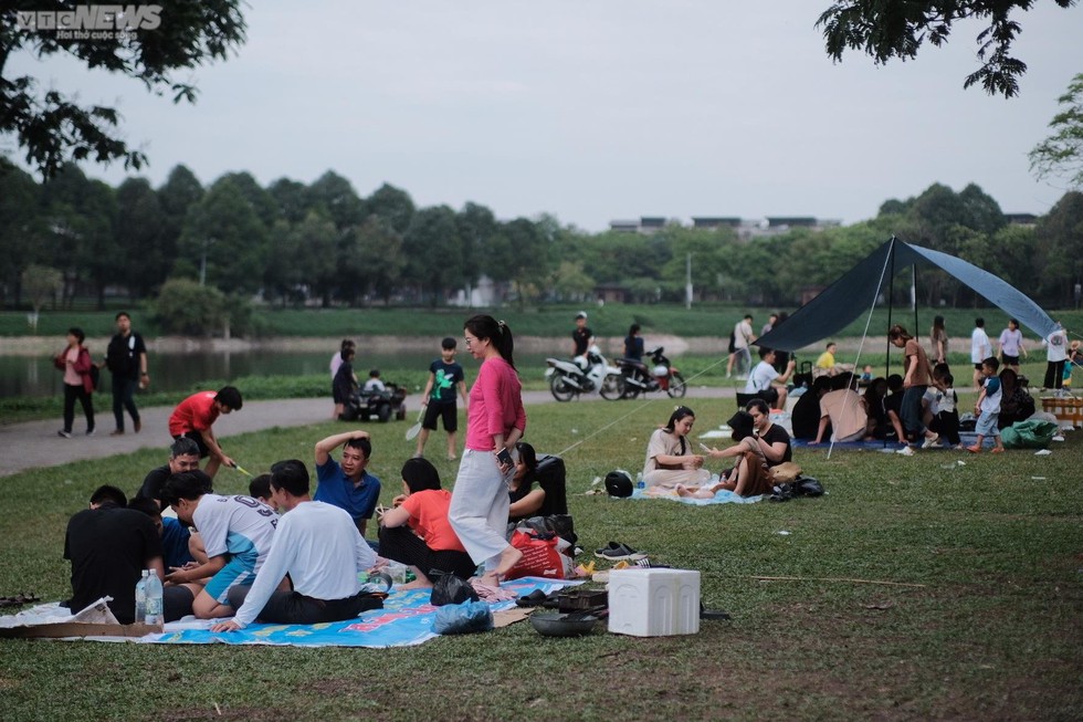 Hà Nội: Người dân đổ về công viên Yên Sở cắm trại dịp nghỉ lễ - Ảnh 14.