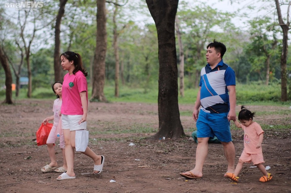 Hà Nội: Người dân đổ về công viên Yên Sở cắm trại dịp nghỉ lễ - Ảnh 5.