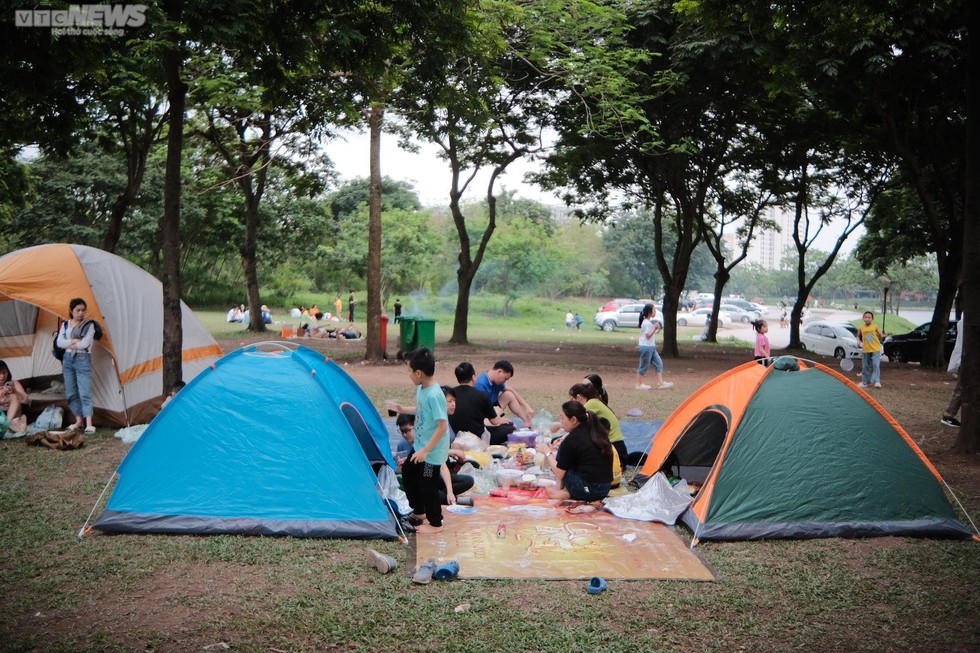 Hà Nội: Người dân đổ về công viên Yên Sở cắm trại dịp nghỉ lễ - Ảnh 4.
