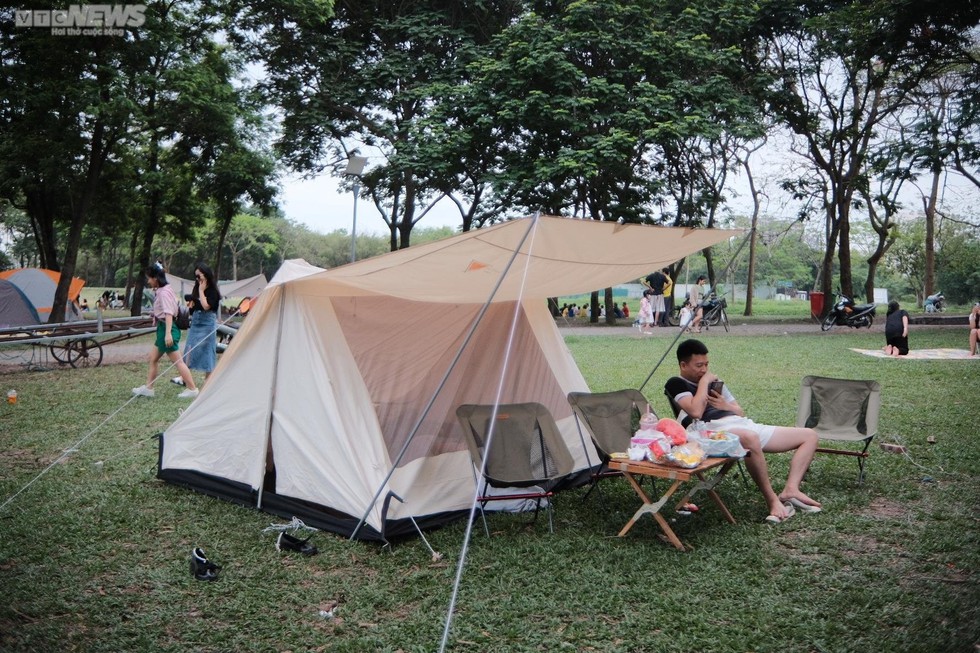 Hà Nội: Người dân đổ về công viên Yên Sở cắm trại dịp nghỉ lễ - Ảnh 3.