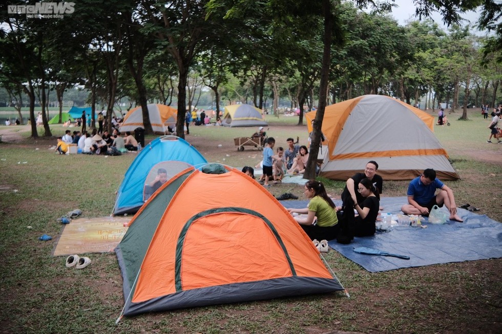 Hà Nội: Người dân đổ về công viên Yên Sở cắm trại dịp nghỉ lễ - Ảnh 2.