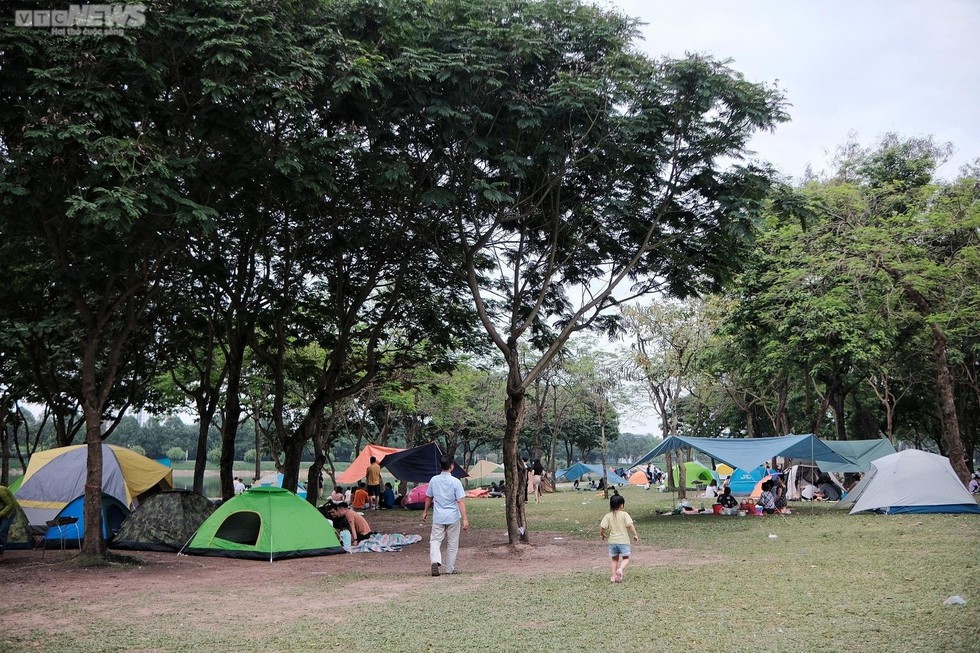 Hà Nội: Người dân đổ về công viên Yên Sở cắm trại dịp nghỉ lễ - Ảnh 1.