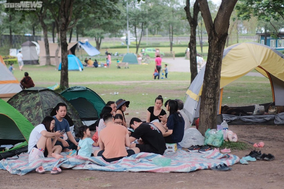 Hà Nội: Người dân đổ về công viên Yên Sở cắm trại dịp nghỉ lễ - Ảnh 13.