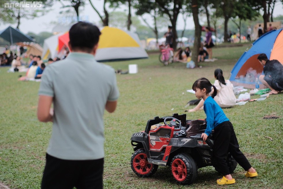 Hà Nội: Người dân đổ về công viên Yên Sở cắm trại dịp nghỉ lễ - Ảnh 11.