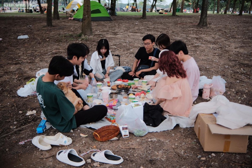 Hà Nội: Người dân đổ về công viên Yên Sở cắm trại dịp nghỉ lễ - Ảnh 9.