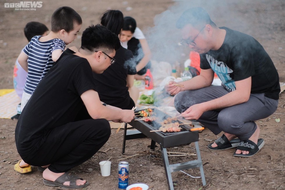 Hà Nội: Người dân đổ về công viên Yên Sở cắm trại dịp nghỉ lễ - Ảnh 8.