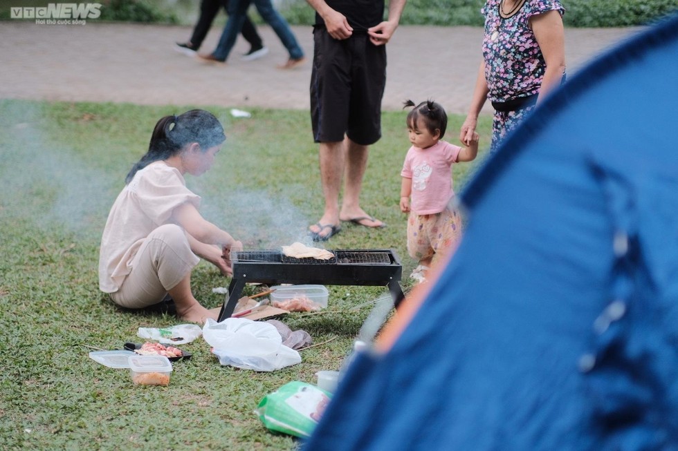 Hà Nội: Người dân đổ về công viên Yên Sở cắm trại dịp nghỉ lễ - Ảnh 7.