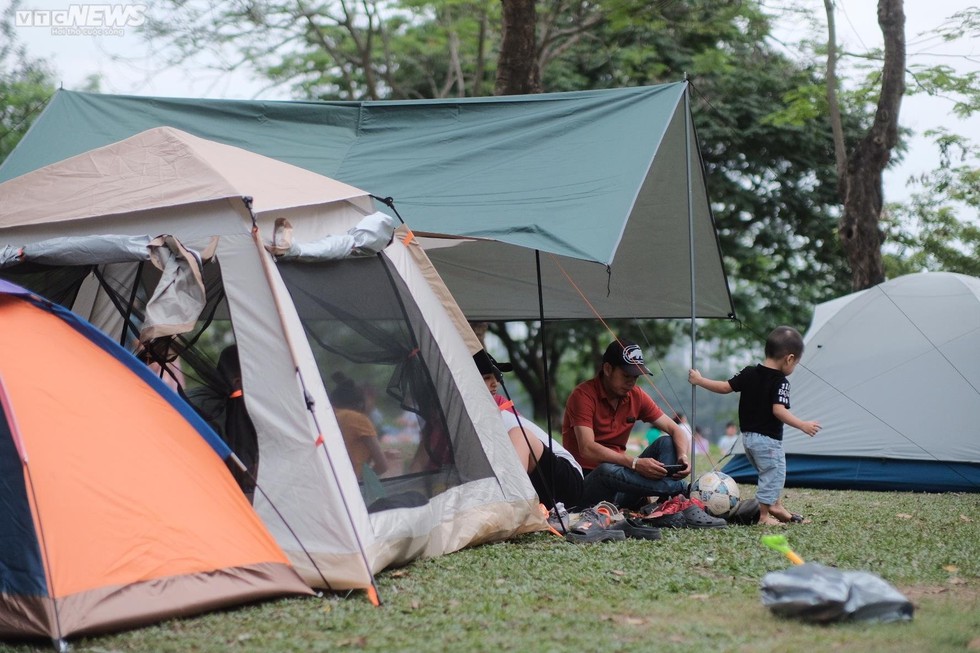 Hà Nội: Người dân đổ về công viên Yên Sở cắm trại dịp nghỉ lễ - Ảnh 6.