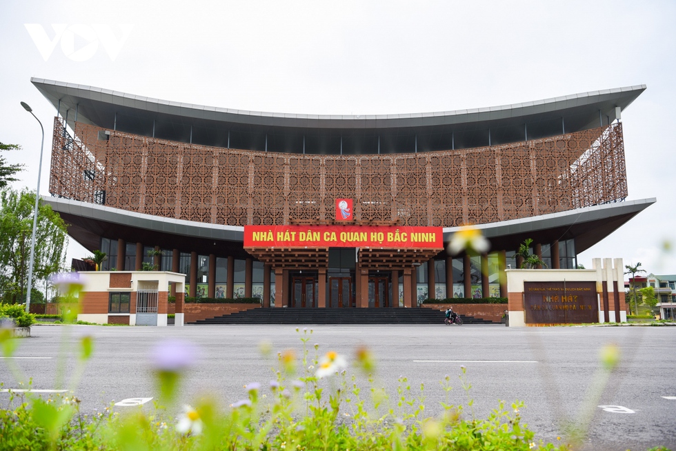 Cận cảnh Nhà hát dân ca Quan họ hơn 241 tỷ đồng đang gây tranh cãi ở Bắc Ninh - Ảnh 2.