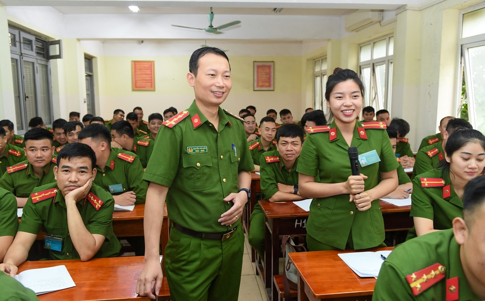 Ngôi trường có tất cả sinh viên biết bắn súng, bơi vũ trang, lái xe ô tô - Ảnh 3.