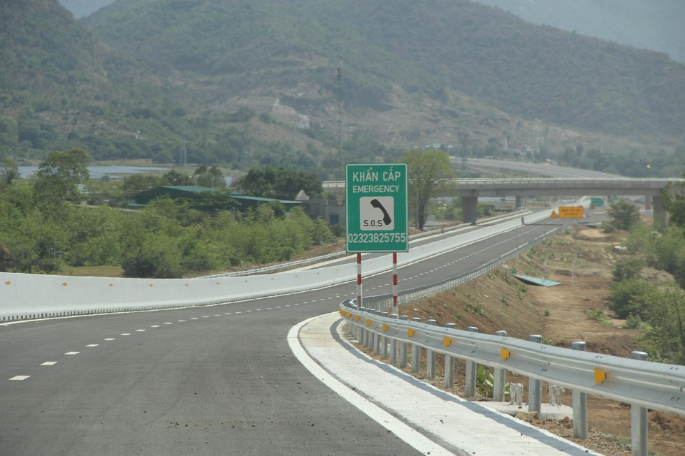 Cận cảnh tuyến cao tốc Nha Trang - Cam Lâm 7.600 tỉ đồng trước giờ thông xe - Ảnh 3.