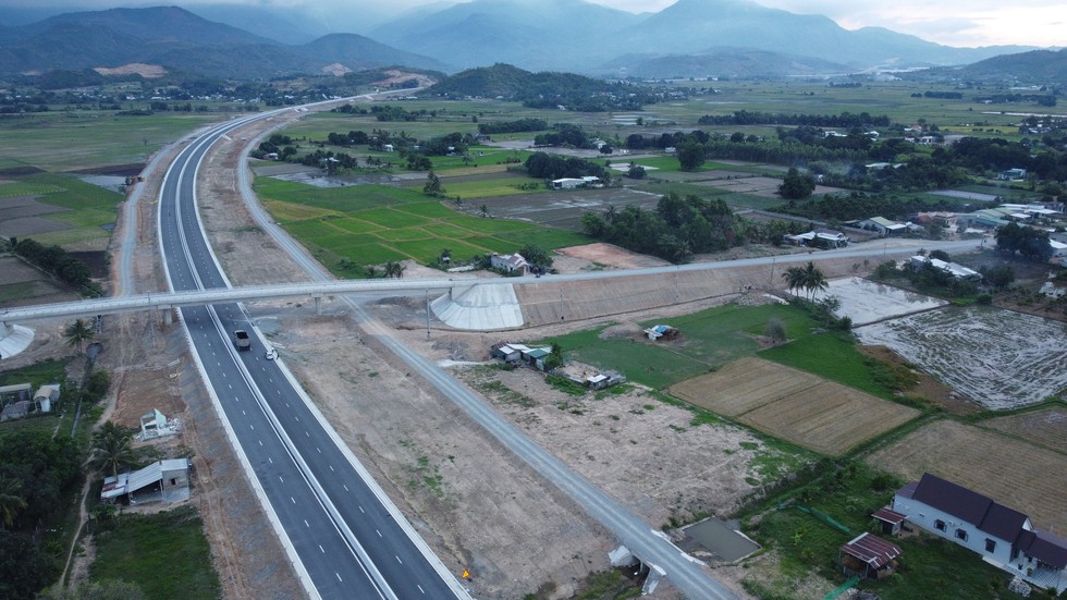 Cận cảnh tuyến cao tốc Nha Trang - Cam Lâm 7.600 tỉ đồng trước giờ thông xe - Ảnh 1.