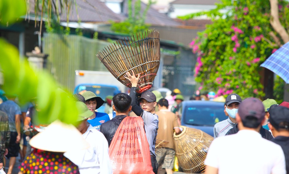 Sau tiếng trống, cả ngàn người mang nơm ào xuống hồ thi nhau bắt cá - Ảnh 3.