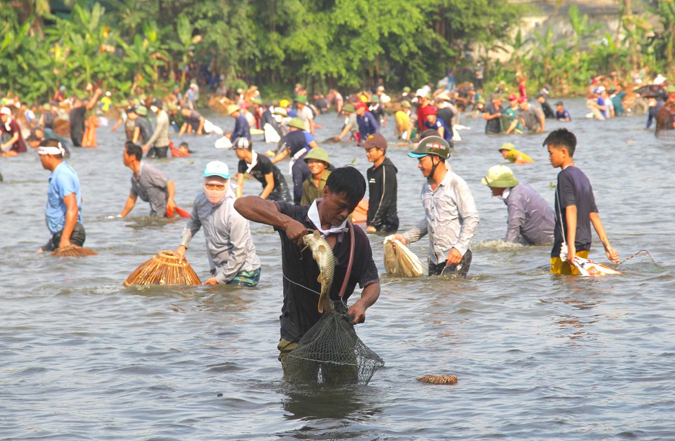 Sau tiếng trống, cả ngàn người mang nơm ào xuống hồ thi nhau bắt cá - Ảnh 14.