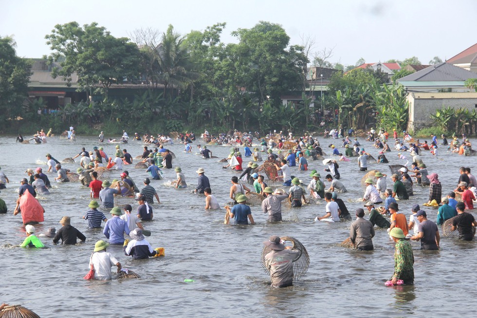 Sau tiếng trống, cả ngàn người mang nơm ào xuống hồ thi nhau bắt cá - Ảnh 1.