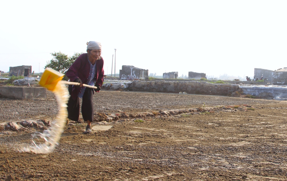 Xem người dân đón nắng nóng để làm một ngày ăn cả năm - Ảnh 6.