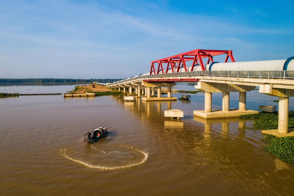 ‏Cận cảnh đường ống thép khổng lồ kết nối với hồ thuỷ lợi lớn nhất Việt Nam - Ảnh 6.