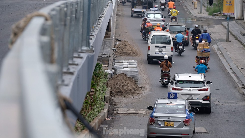 Diện mạo cầu vượt chữ C Chùa Bộc trước ngày thông xe - Ảnh 12.